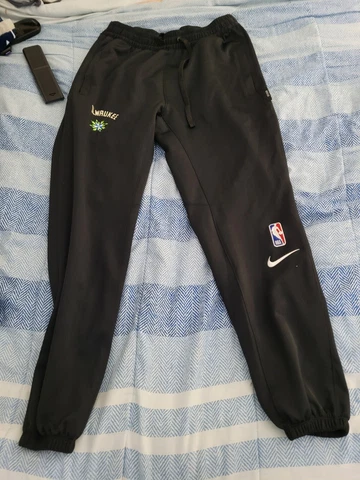 Milwauke Bucks Nike 2022/23 City Edition Therma Flex Sweatpants Pants NWT med Cover