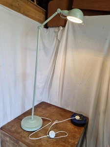 Von MADE eine 45 Zoll hohe verstellbare abgewinkelte Top Lese Stehlampe Nr: F3768 - Bild 1 von 18