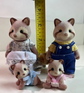 Calico Critters Sylvanian Families Maulbeer Waschbär 4er Familie, Eltern, Babys - Bild 1 von 8