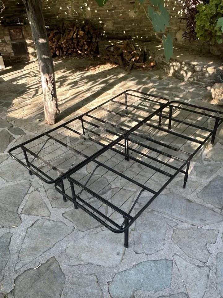 Marco de cama de metal para cama completa, usado Foto 1 de 4