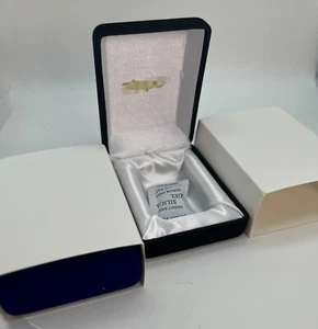 Caja de exhibición de terciopelo azul/negro Zippo encendedor estuche de almacenamiento vacío - Imagen 1 de 6