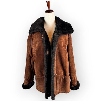 Abrigo de mujer vintage de gamuza marrón castaño de los años 90 con forro de piel sintética negro pequeño Foto 1 de 4