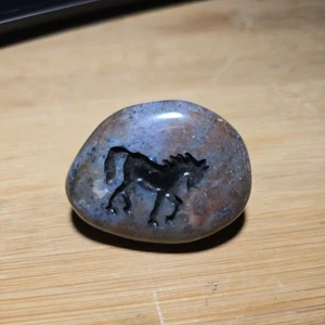 Pferd graviert auf Quarzstein ca.2" (BU-21-M-1) - Bild 1 von 3