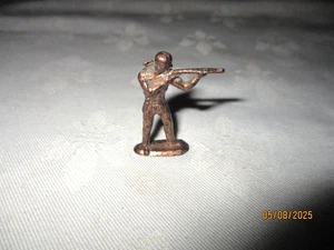 A Vintage 1977 Early release Metal Cast Kinder Surprise Indian Warrior Rifleman - Bild 1 von 3