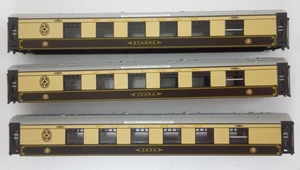 Hornby OO Gauge Pullman Umber & Cream Coach Body x 3 - Torquay Pullman Limited - Foto 1 di 10