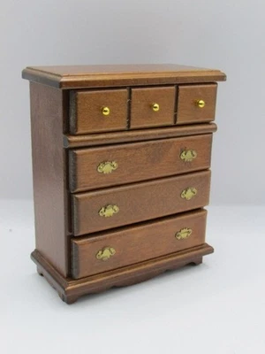 Cómoda de dormitorio de madera en miniatura para casa de muñecas en nogal - pegamento defectuoso con tiradores de cajón Foto 1 de 3