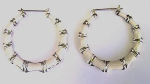 Pendientes de aro grandes redondos de bambú de metal blanco crema y plata de 2,25" - Imagen 1 de 3