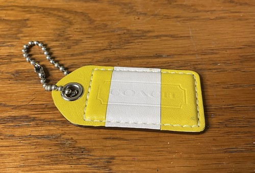 CIONDOLO COACH 3" GIALLO BIANCO STRISCIA PELLE LISCIA CARTELLINO DA APPENDERE PORTACHIAVI