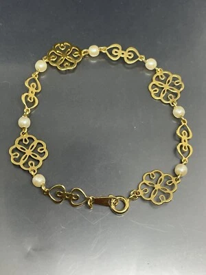 "Pulsera de colección firmada AVON tono dorado imitación perla flores corazones día de San Valentín 7,25""" Foto 1 de 4