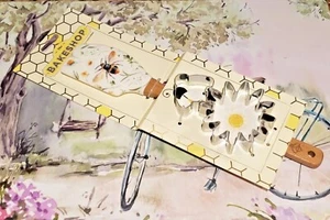 The BAKESHOP by Masterclass Yellow BEE Flower Spatula & 2 Cookie Cutters Set 3 - Picture 1 of 4