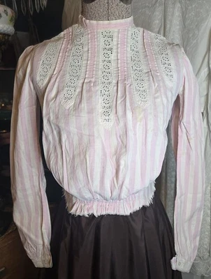 Cintura de camisa victoriana a rayas rosa/blanco para niñas con inserciones y adornos de encaje Foto 1 de 4
