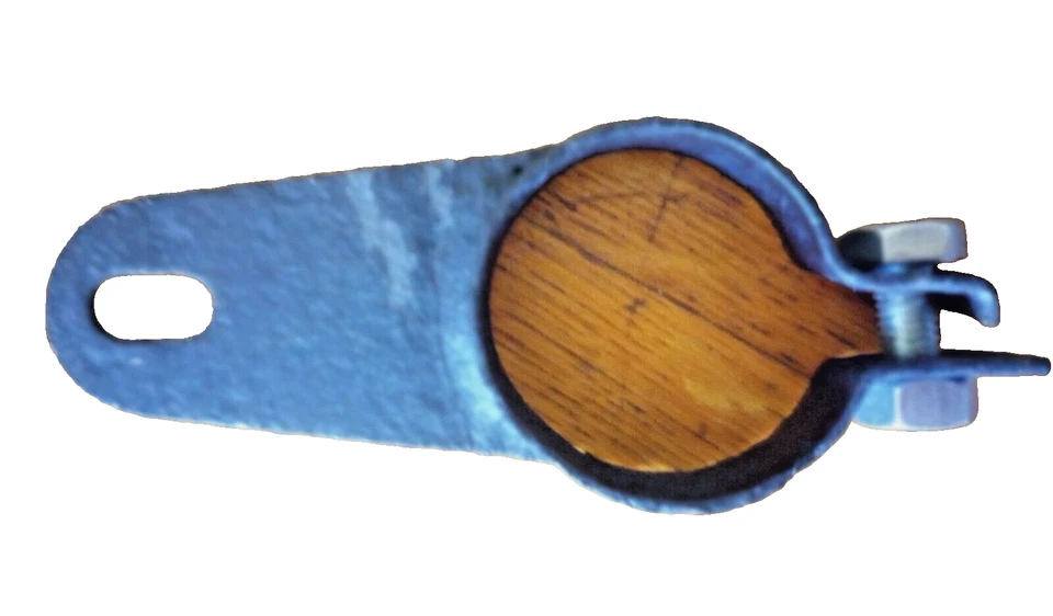 Зажим глушителя на заднюю трубу 356 PPORSCHE (б/у) деталь No 616 111 026 00 - Изображение 1 из 1