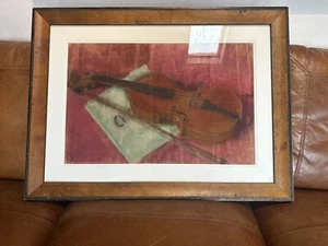 Hermosa pintura pastel original enmarcada de colección sobre violín de papel firmada con fecha de 1933 - Imagen 1 de 4