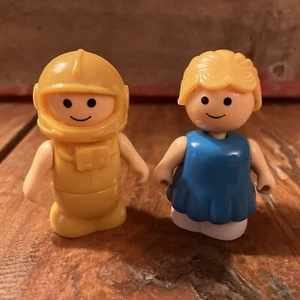 Lote de figuras de plástico de juguete de colección Playskool Li'l Playmates niña rubia niño astronauta - Imagen 1 de 5