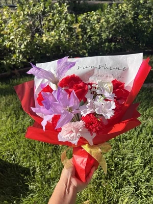 Ramo de flores de jabón hecho a mano rosas rojas y lavanda conjunto de regalo con luz y bolsa Foto 1 de 4