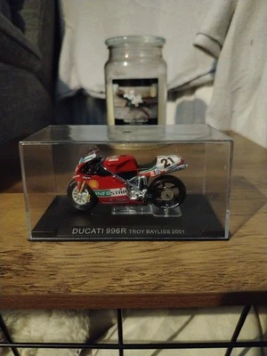 Vintage Rare Ducati 996R 2001 Racing Motorcycle Troy Bayliss 1:24 Scale - Image 1 of 4