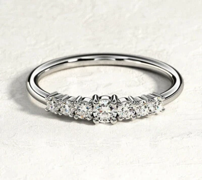 Anillo Seven Stone para mujer de uso diario de oro blanco de 14 quilates con diamantes simulados de más de 1,8 quilates Foto 1 de 4