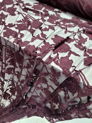 Vestido de fiesta de malla floral de berenjena de encaje elástico con flores vendido por yarda  Foto 1 de 4