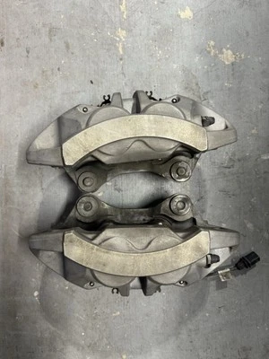 Conjunto frontal 2018 - 2023 AUDI Q5 pinças cinza laterais esquerda e direita Brembo fabricante de equipamento original - Imagem 1 de 4