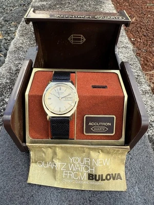 Vintage Bulova Accutron P0 1980 Swiss Quartz Day / Date Watch Engraved Full Set - image 1 of 4