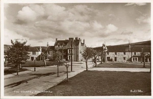 REAL PHOTOGRAPHIC POSTCARD OF THE SQUARE, TOMINTOUL, BANFFSHIRE, SCOTLAND - Picture 1 of 2