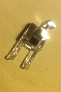 Un pie de bordado transparente con punta abierta para TODAS las máquinas de coser de caña baja - Imagen 1 de 4