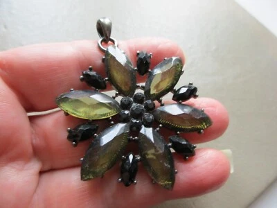 COLLAR COLGANTE VINTAGE GRANDE TONO PLATA NEGRO Y VERDE OLIVA VIDRIO LLAMATIVO Foto 1 de 2