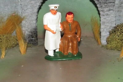 ESCASO JUGUETE BARCLAY PLOMO SOLDADO CIRUJANO CON SOLDADO HERIDO REFUNDIDO POR VINTAGE Foto 1 de 4