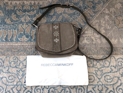Bandolera REBECCA MINKOFF verde silla de montar plateada con tachuelas plegable correa de nobuck cartera Foto 1 de 4