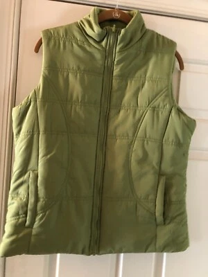COLETE FEMININO CAROLYN TAYLOR VERDE OLIVA CLARO REVERSÍVEL TAMANHO MÉDIO DIFICILMENTE USADO - Imagem 1 de 4