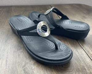Crocs Sanrah Hammered Silver Circle Thong Black Wedge Sandals Women's Size 7 - Picture 1 of 18