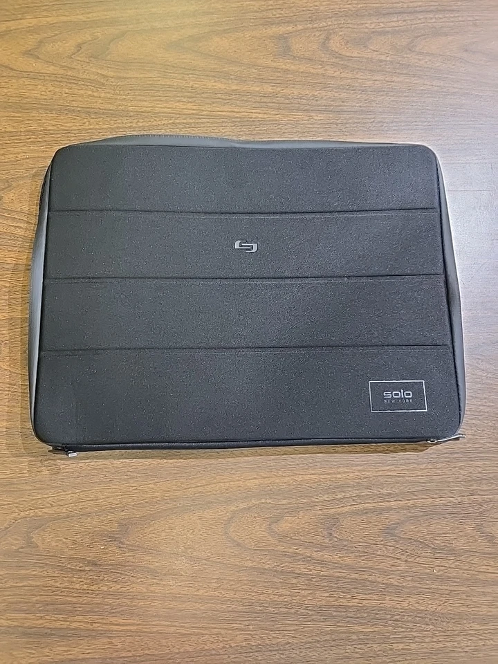 Funda acolchada para portátil Solo New York PRO Ultrabook negra 17,3" Foto 1 de 4