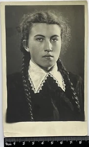 Hübsche süße junge Frau charmantes attraktives Mädchen mit Zöpfen/langen Haaren #1392 - Bild 1 von 3