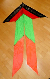 Kinder-Drachen . schwarz / grün / rot drachenfliegen - Flugdrachen - Pfeilform - Bild 1 von 5