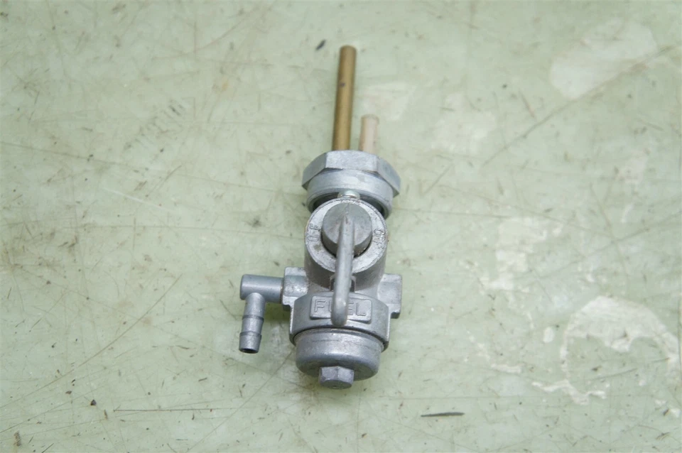 KAWASAKI S1 S2 S3 PETCOCK NUEVO *2382 Foto 1 de 3