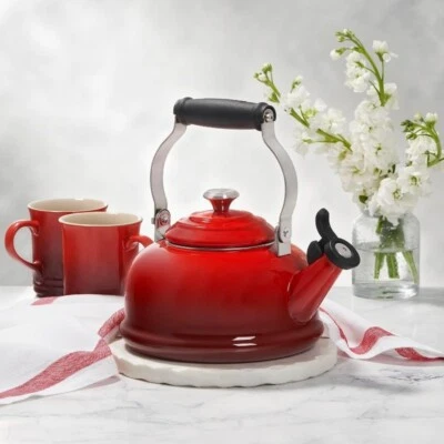 Tetera Le Creuset esmaltada en acero con acabados metálicos, 1,7 qt. Foto 1 de 4