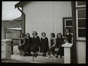 Magic Lantern Slide GROUP OF SCHOOL GIRLS TASMANIA C1949 VINTAGE PHOTO AUSTRALIA - Picture 1 of 2