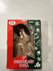 JMK Porzellan Puppe Sammlerstück 4" Weihnachtsschmuck hellbraunes Kleid braune Haare - Bild 1 von 1