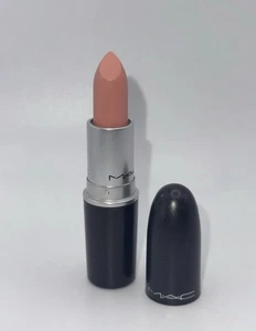 Lápiz labial satinado Mac Playing Koi (LEER) - Imagen 1 de 4