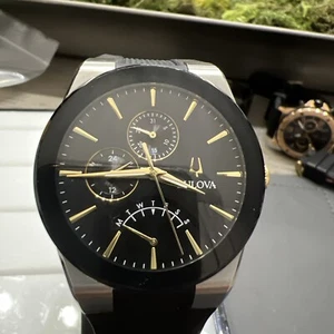 BULOVA $ 425 HERREN FUTURO SILBER SCHWARZES ZIFFERBLATT SILIKONBAND TAGES-/Datum uhr 98c138* - Bild 1 von 10