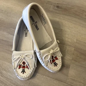 Minnetonka white moccasins leather Women’s size 6.5 native casual boho - Picture 1 of 11