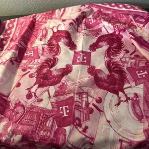 Bad Bunny Puerto Rico Konzert DTMF Memorabilia T-MOBILE rosa Bandana Schal   - Bild 1 von 2