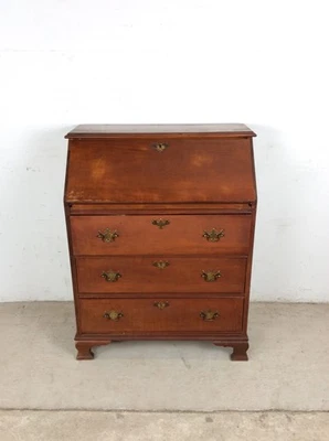 Escritorio de secretaria frontal Mid Century Maple Drop con herrajes de latón Foto 1 de 4