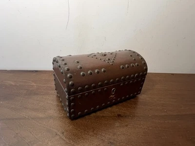 Ancien Coffre En Bois Et Cuir Clouté - Photo 1/4