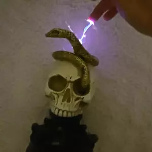 Nuevo en caja globo de plasma calavera y serpiente interactivo decoración de Halloween - Imagen 1 de 12