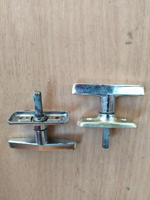 Lot De 2 Anciennes Poignées De Fenêtres , Chromées. Rétro , Vintage  - Photo 1/3