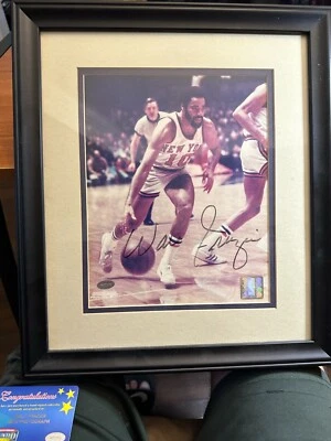 FOTO FIRMADA POR WALT FRAZIER KNICKS HOF CON CERTIFICADO DE AUTENTICIDAD ENMARCADO MATE Foto 1 de 4