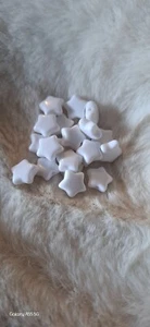 Lot de 50 perles étoiles acrylique Blanc, environs 1 cm, neuf - Imagen 1 de 3