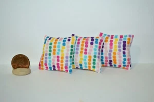 Almohadas miniatura para casa de muñecas escala 1:12 3 cojines hechos a mano puntos locos coloridos - Imagen 1 de 3