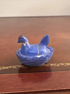 E4 blaue Mini Henne auf dem Nest bedeckt Schale mit beschädigtem Westmoreland - Bild 1 von 17